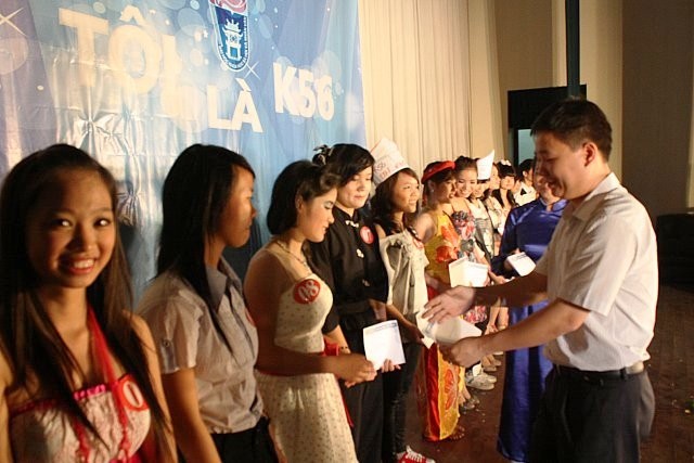Nhà báo Nguyễn Tiến Bình trao học bổng cho các bạn sinh viên